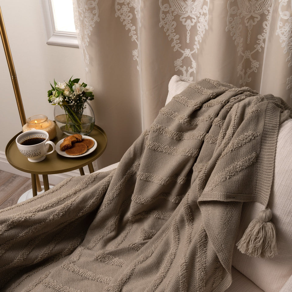 Diagonal Pattern Tassel Throw