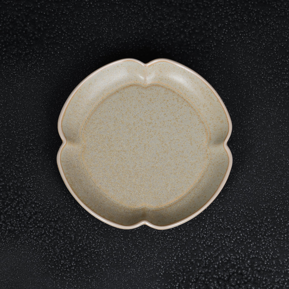 Scalloped Stoneware Round Plate